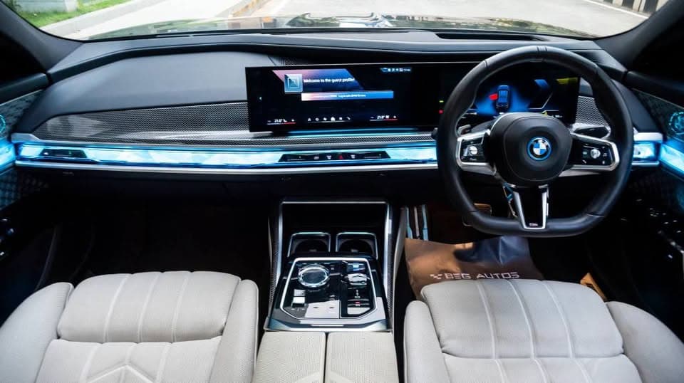 BMW i7 M60 view 5
