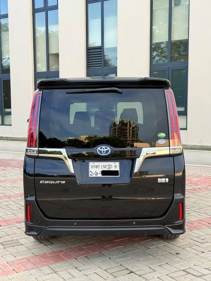 Toyota esquire gi premium black tailored view 4