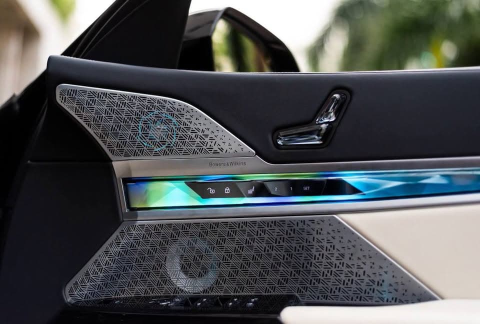 BMW i7 M60 view 4