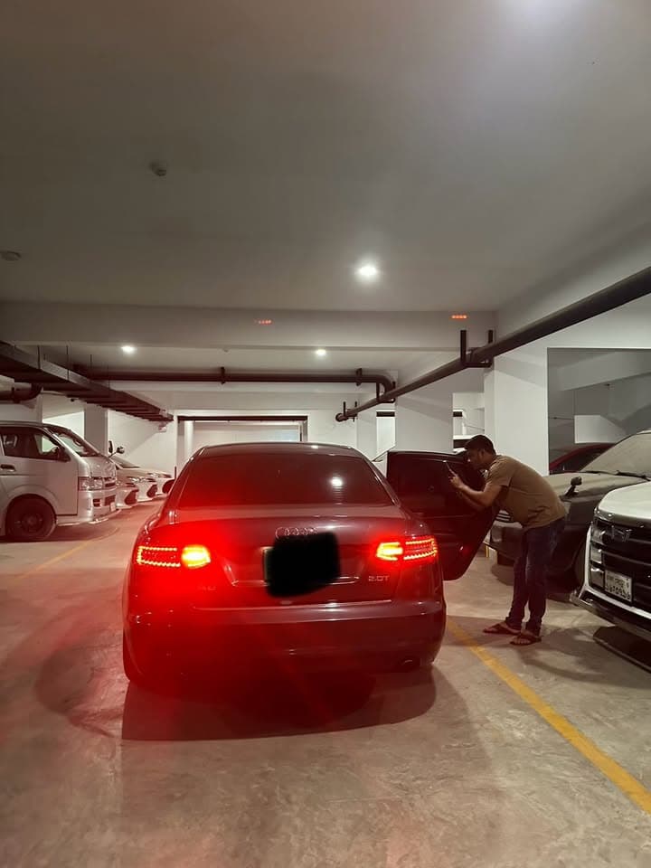 Audi A6 2010 view 2
