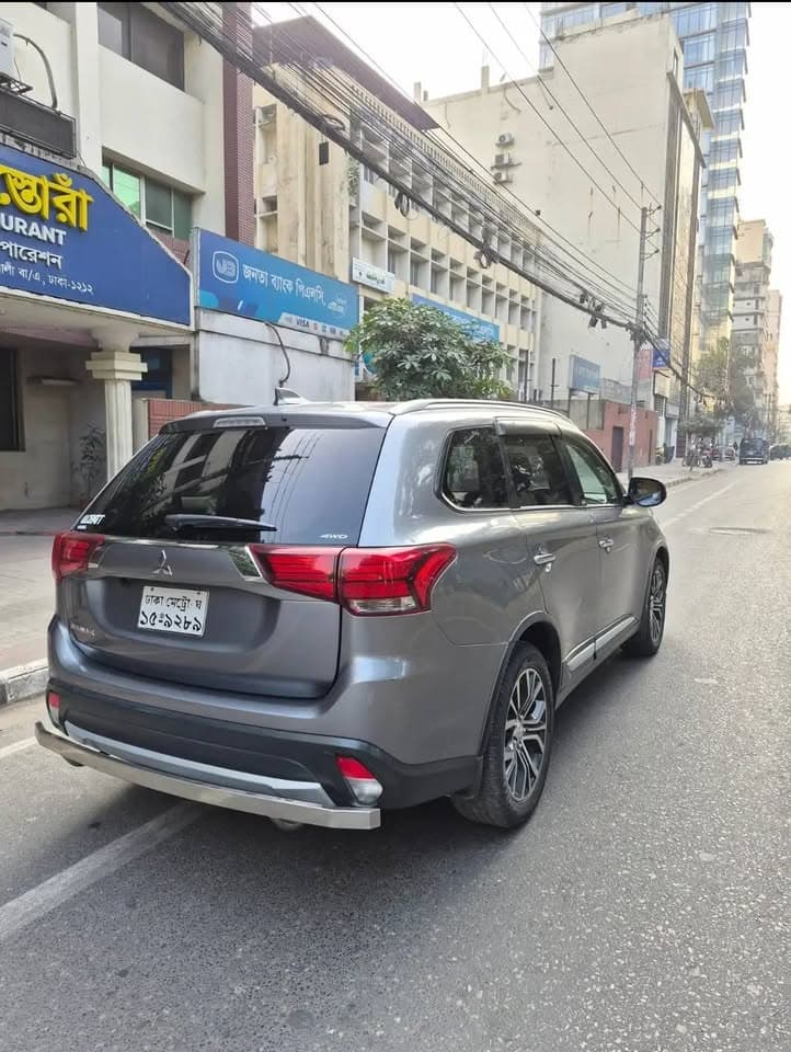MITSUBISHI OUTLANDER view 4
