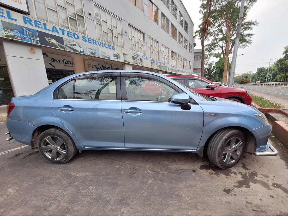 Toyota Axio G Hybrid 2014 view 2