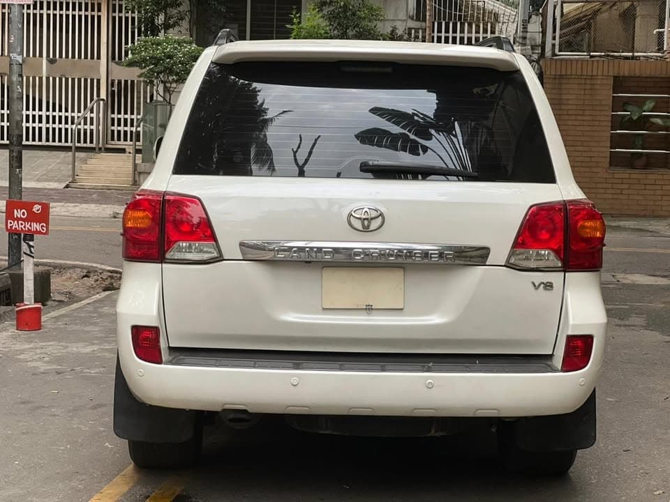 Toyota land cruiser vx-v8 view 3