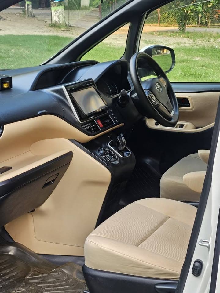Toyota Noah Hybrid view 4