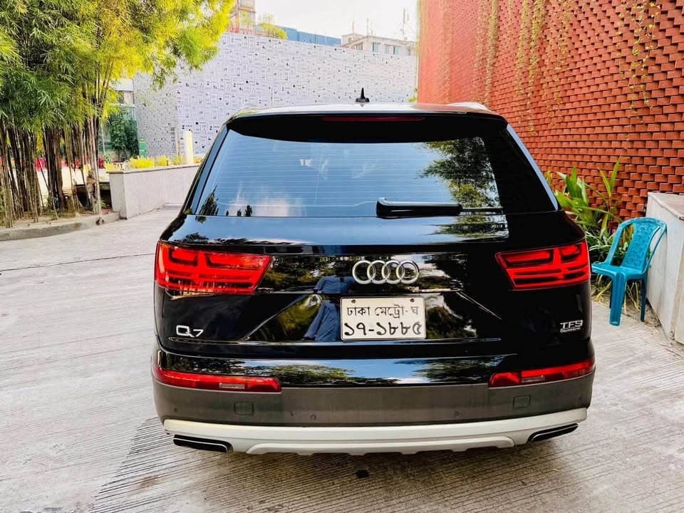 Audi Q7 Quattro view 2
