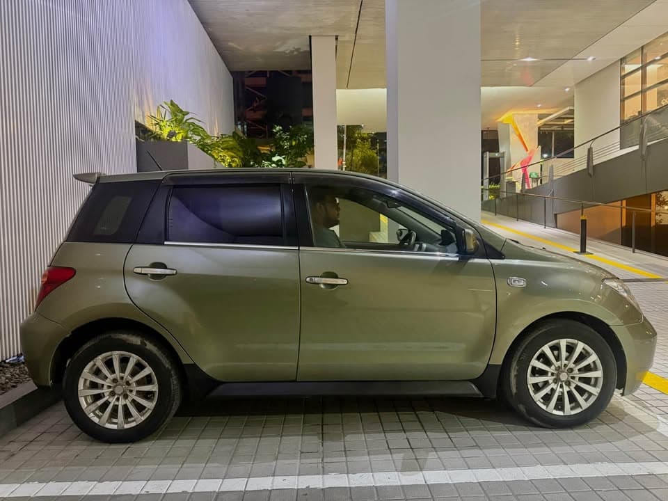 Toyota IST 2004 view 4