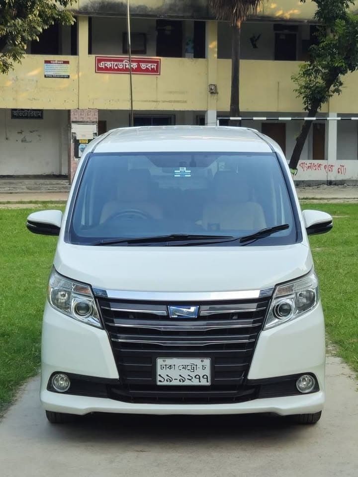 Toyota Noah Hybrid view 2
