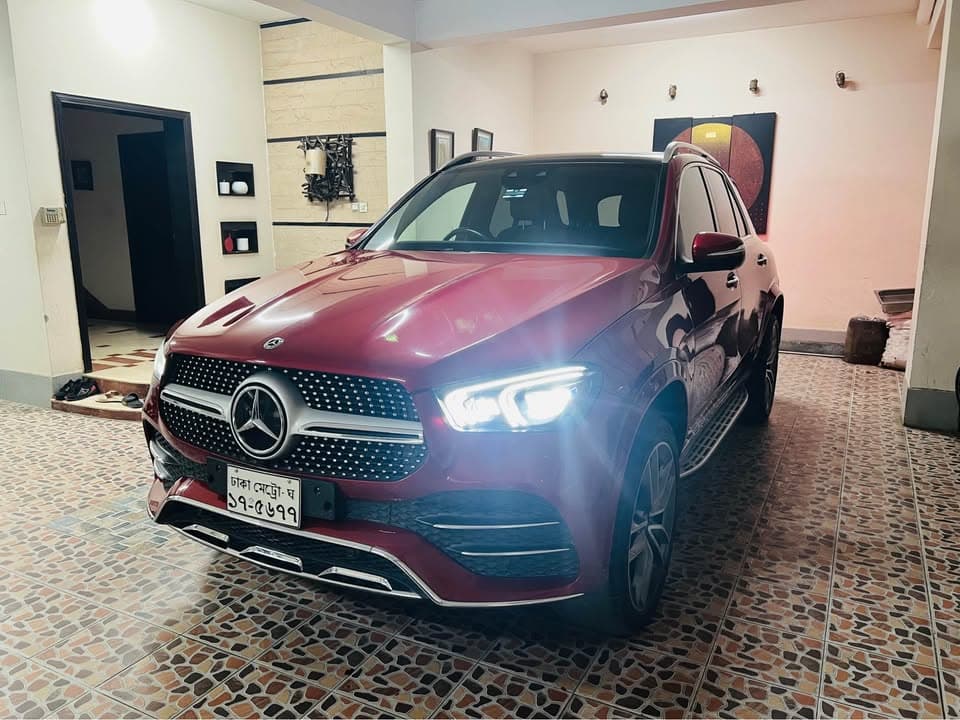 Mercedes Benz GLE 450 4MATIC view 2