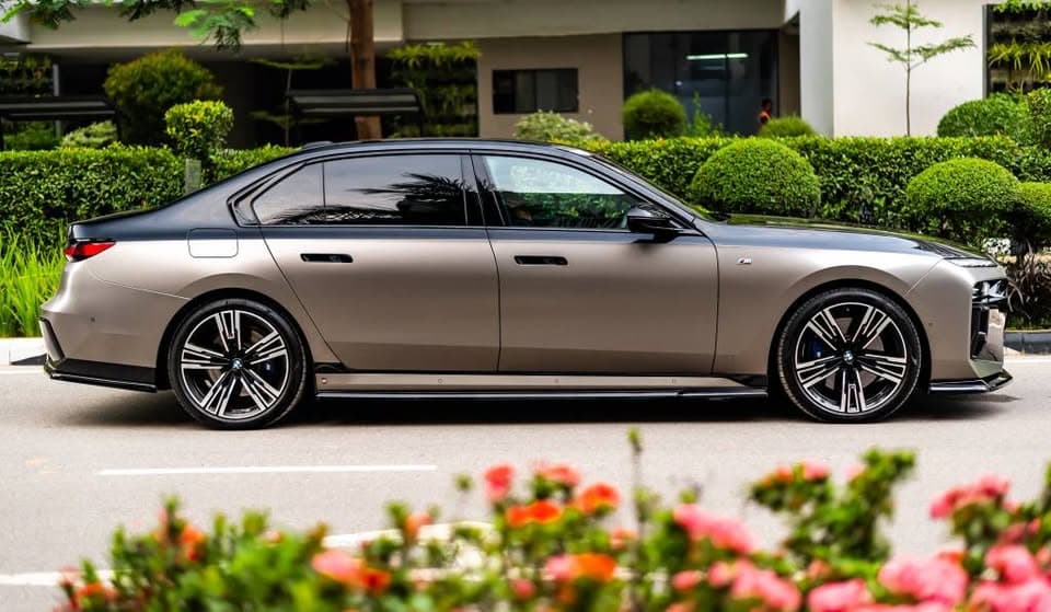 BMW i7 M60 view 2