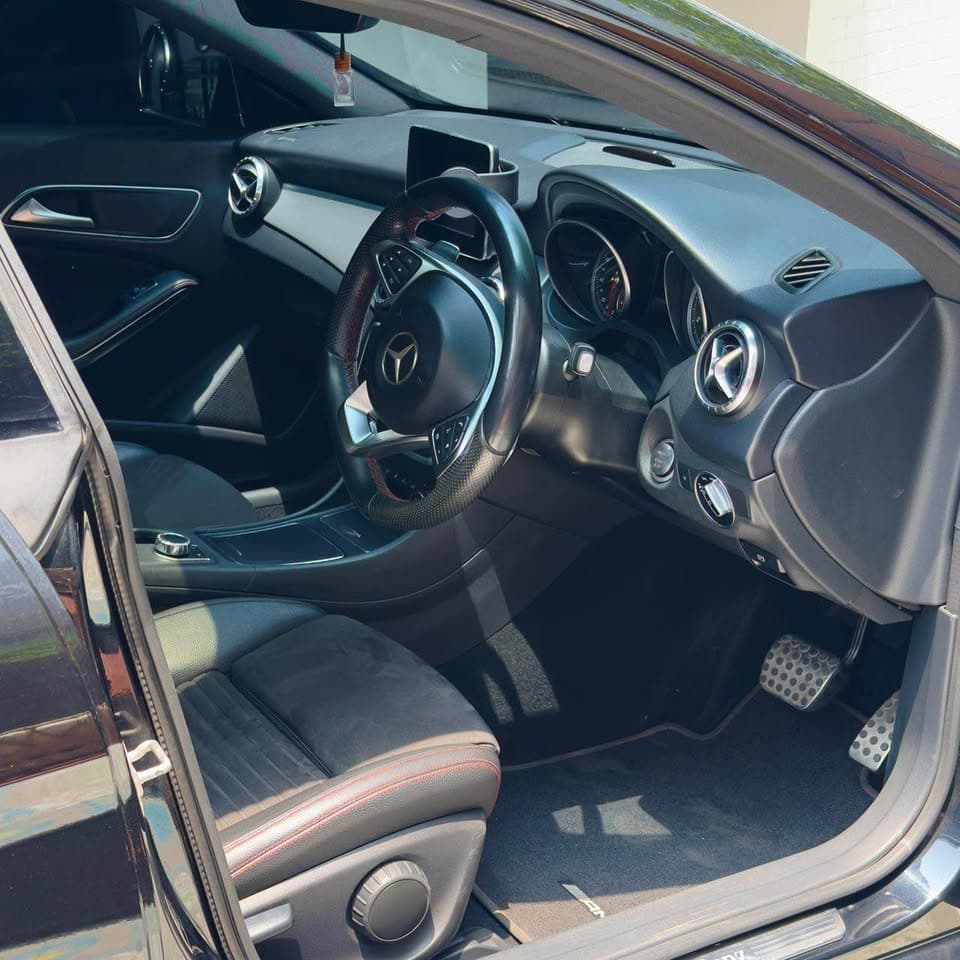 Mercedes-Benz CLA 180 AMG Night Edition view 3