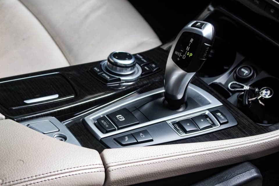 BMW 5 SERIES Luxury Line view 4