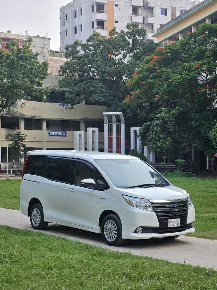 Toyota Noah Hybrid