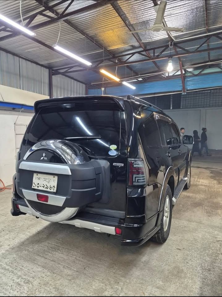 MITSUBISHI PAJERO V93 view 4