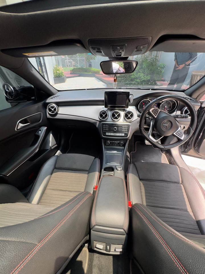 Mercedes-Benz CLA 180 AMG Night Edition view 4