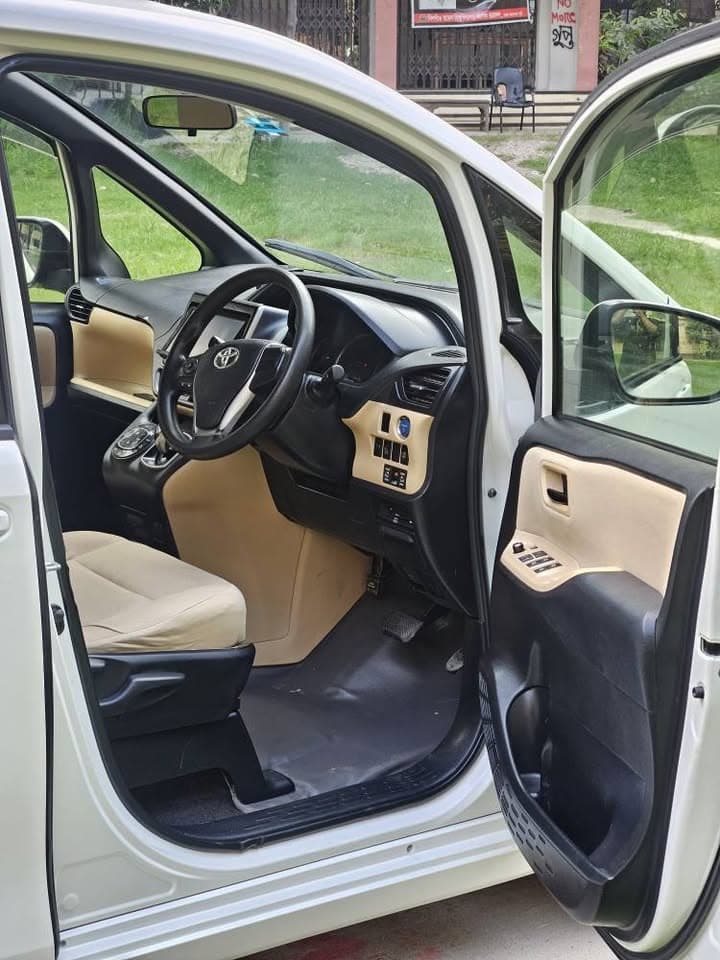 Toyota Noah Hybrid view 3
