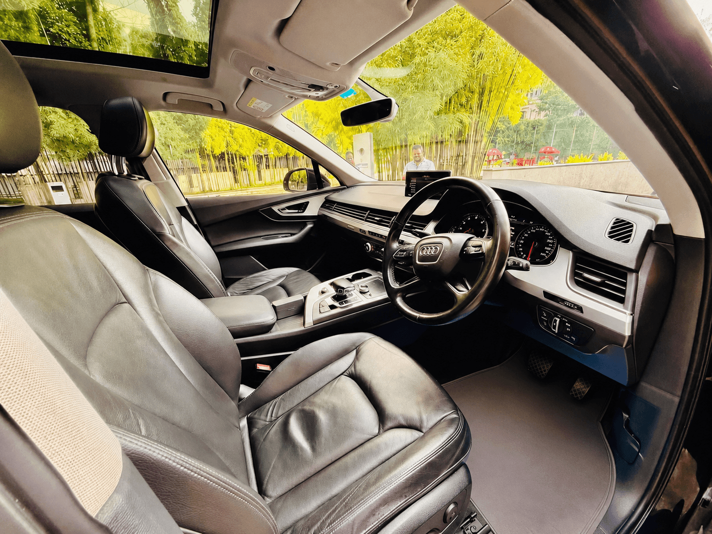 Audi Q7 Quattro view 3