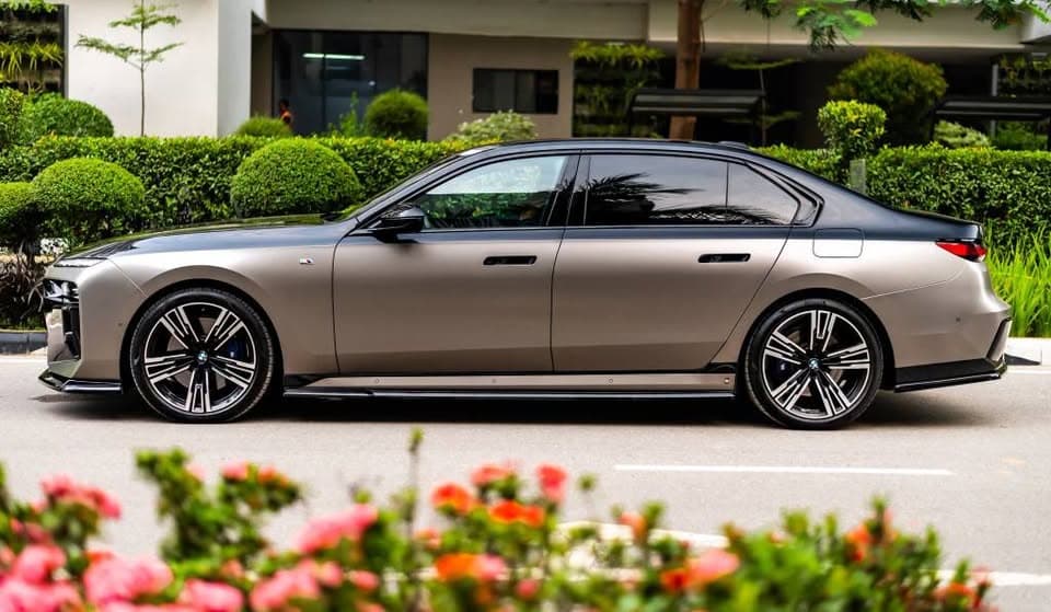 BMW i7 M60 view 3