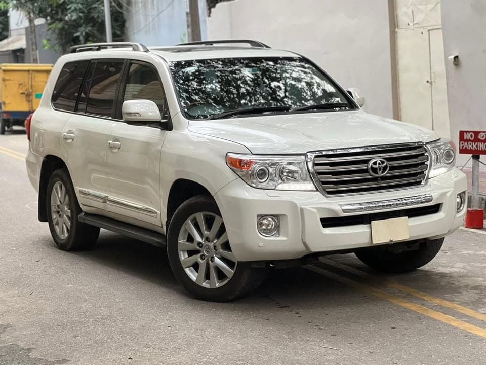 Toyota land cruiser vx-v8 view 4
