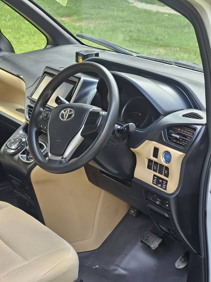 Toyota Noah Hybrid view 5