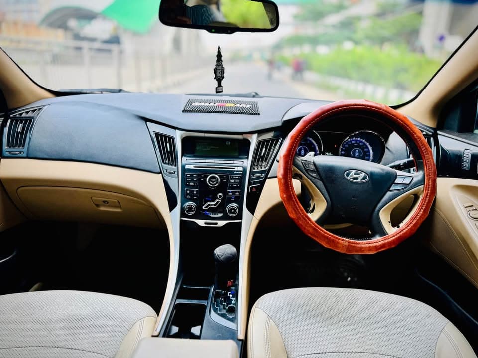 Hyundai Sonata 2012 Octane Driven view 5